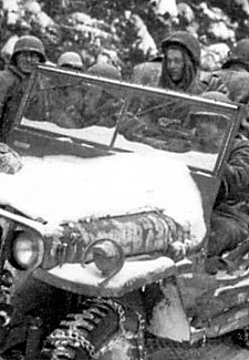 Een colonne met jeeps van het 82ste in de buurt van Trois-Ponts.