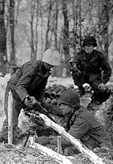 Een peloton mortieren in de bossen van Rochelinval, eind december 1944.