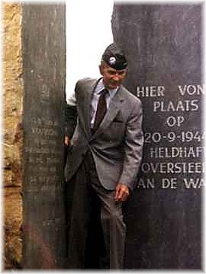 Generaal Gavin, tijdens een bezoek aan de Memorial waar zijn troepen de Waal hebben overgestoken.