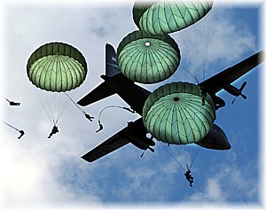 Sprong van manschappen van de 82ste Airborne Division.