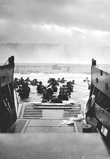 De aflossing springt in het water en rukt op naar Utah Beach - Foto 1.