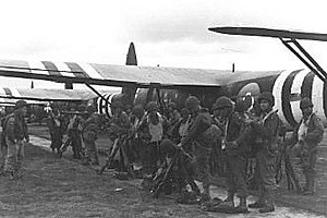 Een WACO-glider, die 's nachts om 0400Hr landden in Sainte-Mère-Eglise.