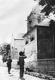Amerikaanse para's van het 82ste schieten op een Duitse sniper aan de kerk van Sainte-Mère-Eglise.