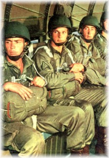 Para's van het 82ste klaar om te springen.