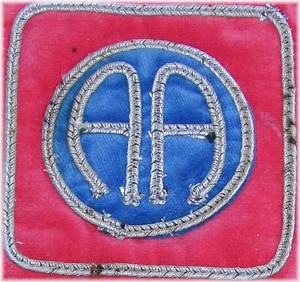 De AA patch, hier een foto van een originele patch uit de 1ste Wereld Oorlog.