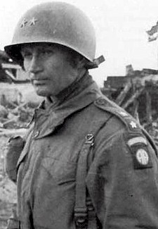 Kolonel James Gavin, hier reeds als Generaal Majoor en Comd van de 82nd Airborne.