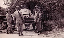 Even verpozen ergens ten velde in Normandië, juni 1944.